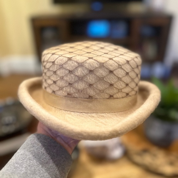 Vintage Creamy Tan Hat from the 40’s - Picture 3 of 4